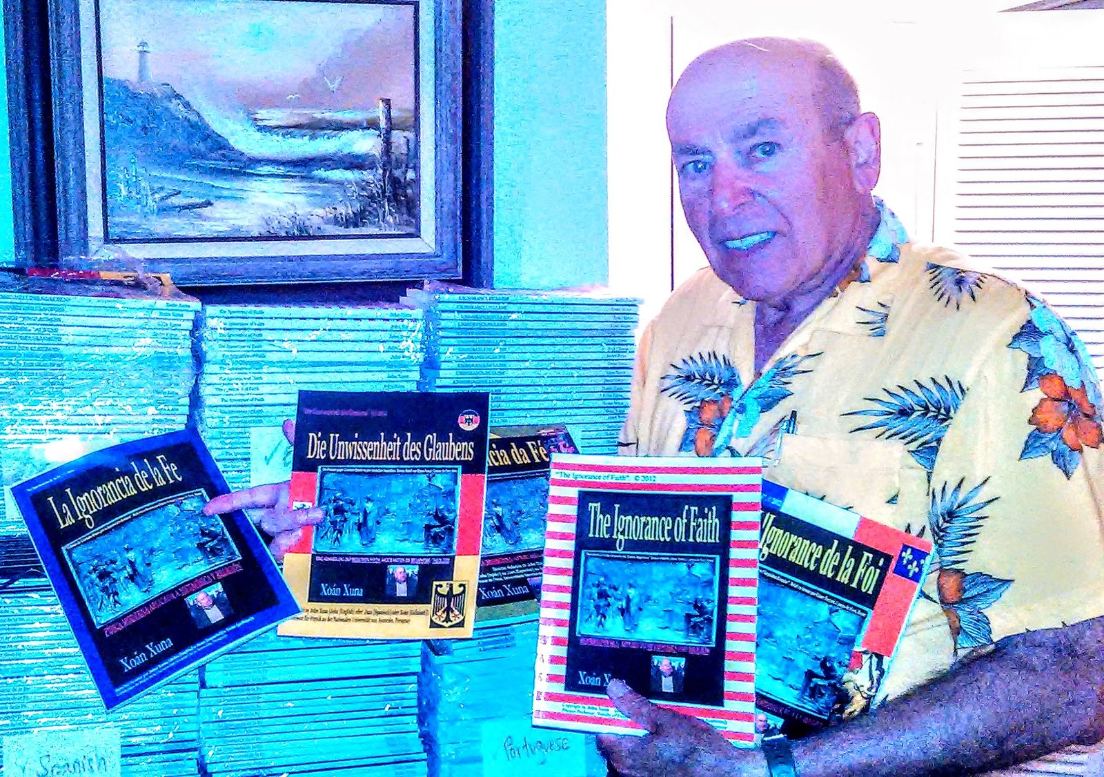 Juan Xuna holding copies of his book in several languages
